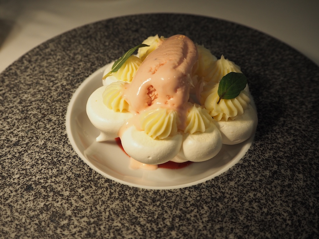 접시, 음식, 디저트, 낙농, 요리, 요리 예술, 크림, 아이스크림, 가니쉬, 냉동 디저트, 식기, 식재료, 달콤함, 화이트, 실내