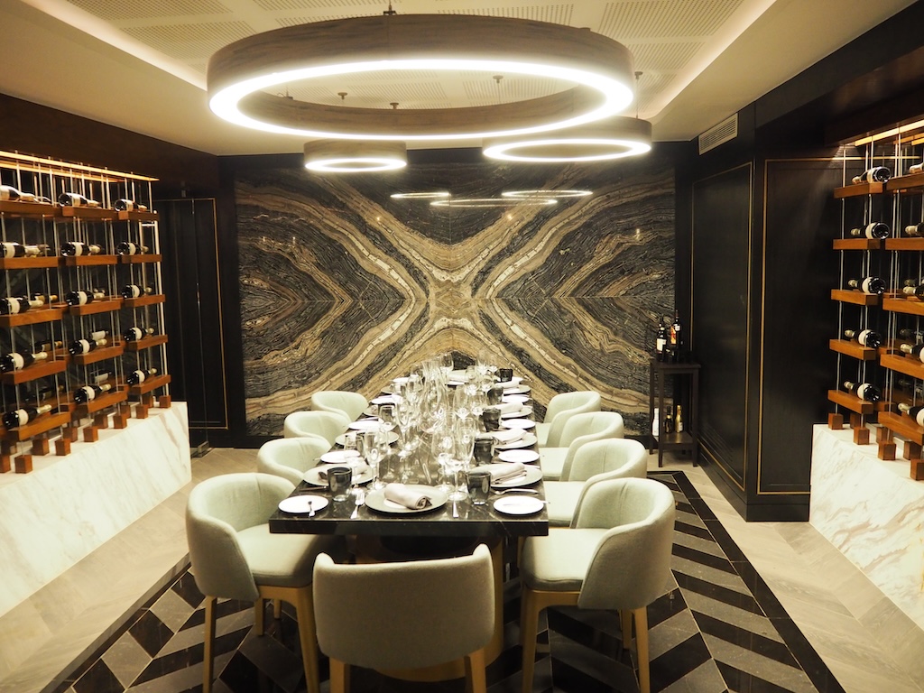 실내, 가구, 의자, 선반, 벽, 인테리어 디자인, 천장, 커피 테이블, 레스토랑, 주방 및 식당 테이블, 병, 테이블, 방, 바닥