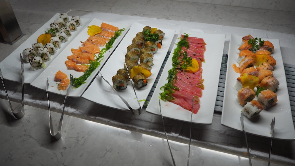 요리 예술, 음식, 미식, 가니쉬, 요리, 식사, 플래터, 일본 요리, 실내, 회, 일품 요리, 테이블, 뷔페, 트레이, 사각형