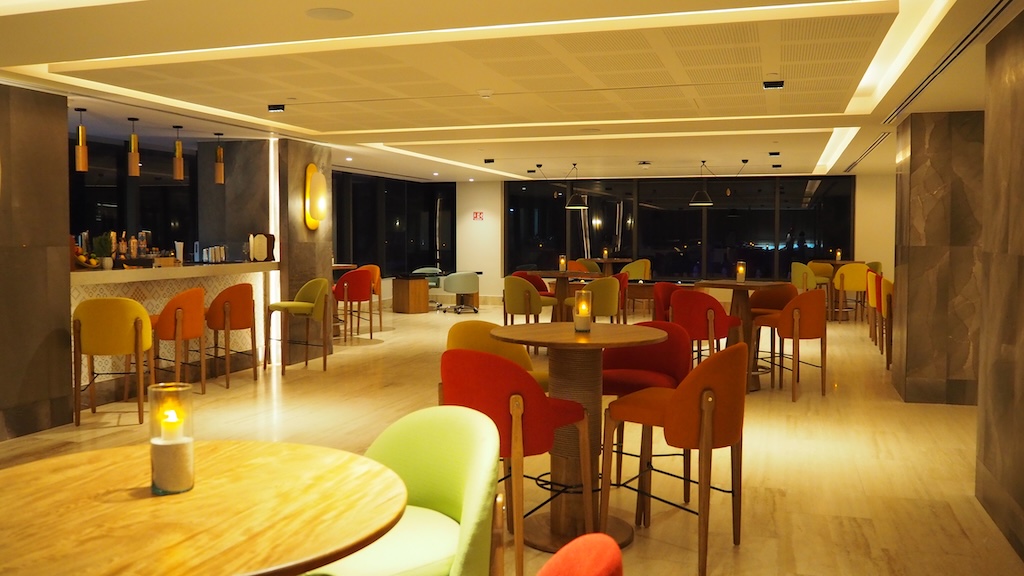 가구, 천장, 실내, 바닥, 장면, 레스토랑, 인테리어 디자인, 주방 및 식당 테이블, 테이블, 벽, 로비, 커피 테이블, 카페테리아, 홀, 바닥재, 방, 호텔, 다이닝, 의자