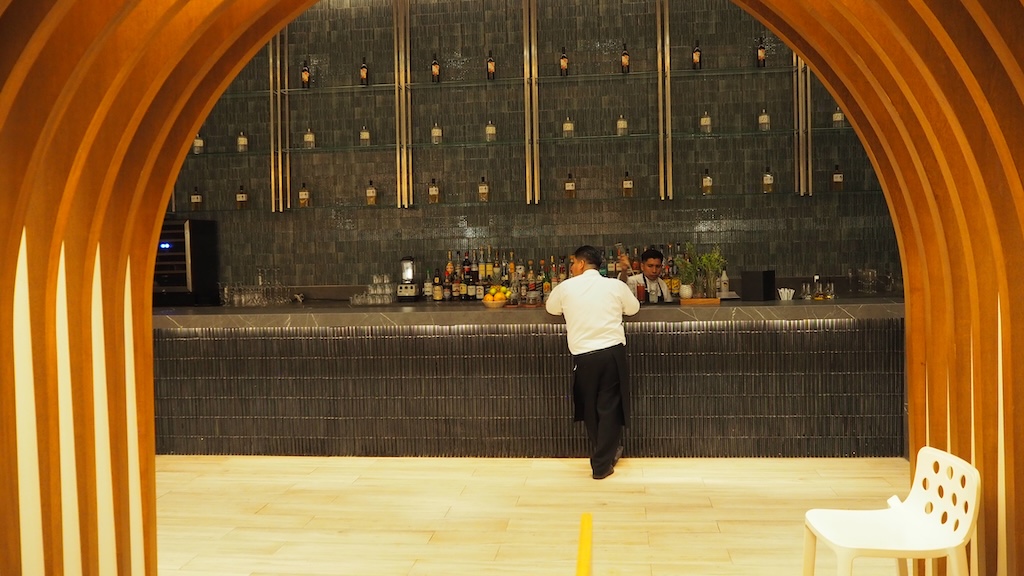 의류, 가구, 사람, 신발류, 실내, 아치, 바닥, 목재