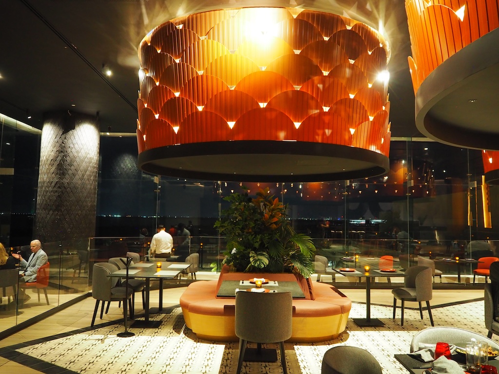 가구, 의자, 커피 테이블, 조명, 실내, 천장, 테이블, 빛, 큰, 레스토랑, 밤