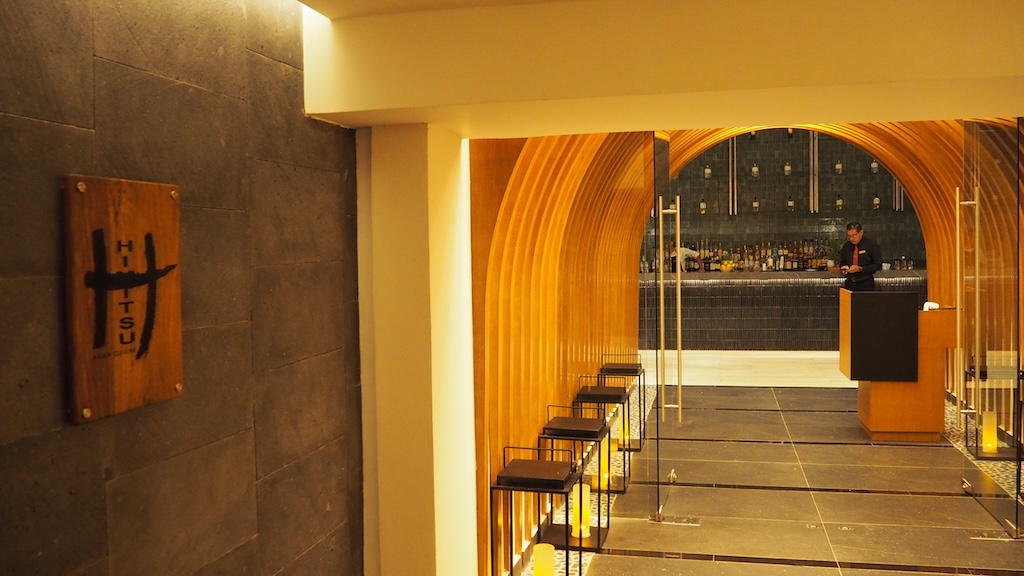 벽, 가구, 실내, 문, 노랑, 바닥, 건물, 출입구, 방, 천장, 목재, 의자