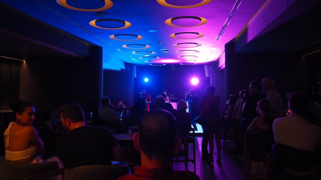 실내, 천장, 의류, 사람들, 사람, 나이트클럽, 이벤트, 벽, 방, 클럽