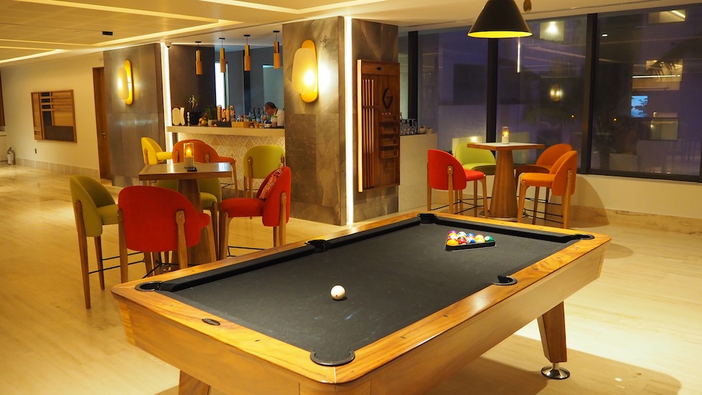 실내, 레크레이션 룸, 실내 게임 및 스포츠, 당구대, 바닥, 벽, 천장, 테이블, 당구, 포켓볼, 게임, 당구장, 스트레이트 풀, 가구, 영국 당구, 블랙볼(당구), 방, 당구공, 포켓볼 실, 스누커, 인테리어 디자인, 테이블 게임, 베이즈, 레저 센터, 큐대