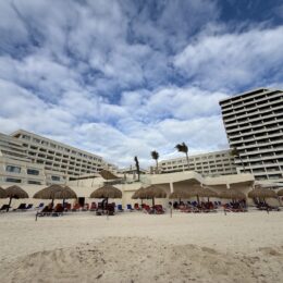 야외, 구름, 하늘, 해변, 지상, 건물, 모래, 모래가 있는