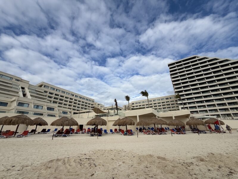 야외, 구름, 하늘, 해변, 지상, 건물, 모래, 모래가 있는