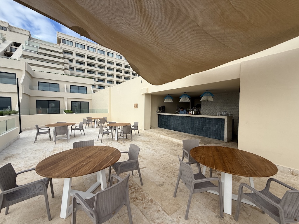 가구, 테이블, 커피 테이블, 건물, 천장, 바닥, 주방 및 식당 테이블, 지상, 야외, 의자