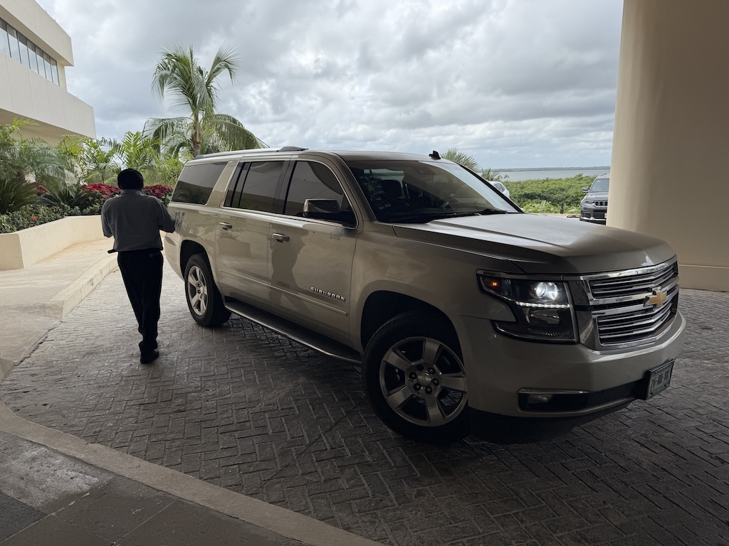 차량, 하늘, 육상 차량, 바퀴, 타이어, 야외, 범퍼, 스포츠 유틸리티 차량, 창살, 자동차 부품, 컴팩트 스포츠 유틸리티 차량, 제너럴 모터스, 지상, 레인지 로버, 랜드로버, 크로스오버 SUV, 쉐보레, 주차된, 자동차, 사람, SUV