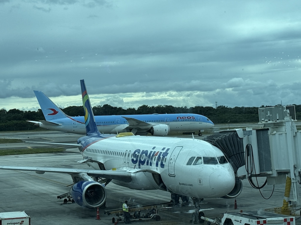 비행기, 야외, 하늘, 항공기, 교통, 여객기, 차량, 항공사, 구름, 항공 여행, 제트 엔진, 공항, 런웨이, 항공기 엔진, 제트기, 주기장, 협폭동체 항공기, 트윈젯, 서비스, 항공 우주 공학, 에어버스, 비행, 플랩, 탑승교, 타맥 포장, 지상, 주차된, 큰