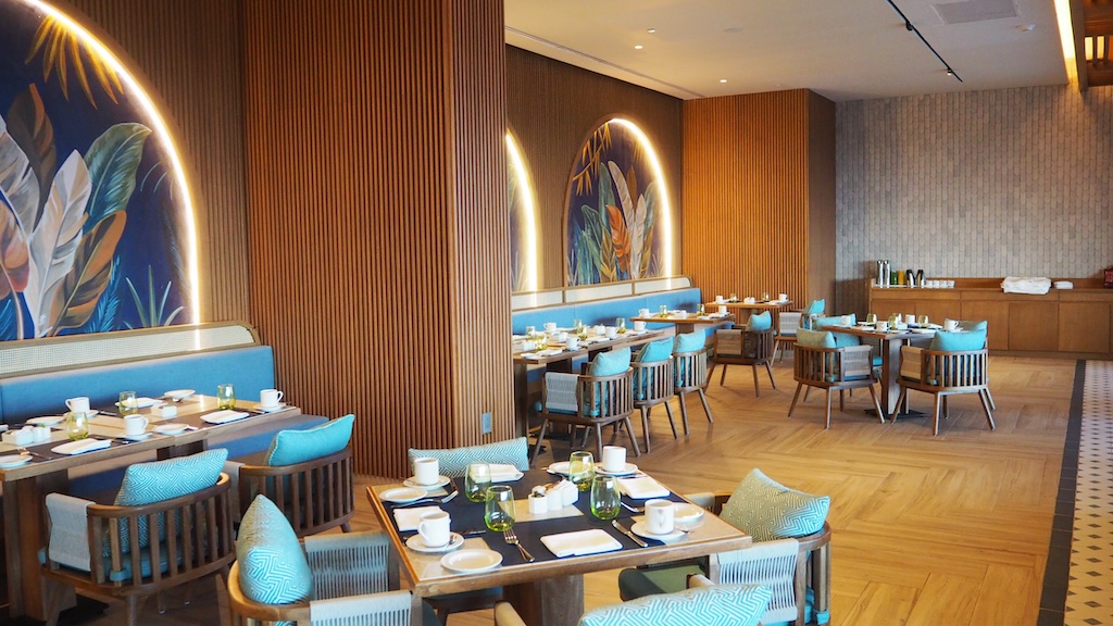 실내, 가구, 벽, 테이블, 인테리어 디자인, 주방 및 식당 테이블, 바닥, 커튼, 천장, 다이닝, 의자, 창문, 방, 호텔, 블루, 레스토랑