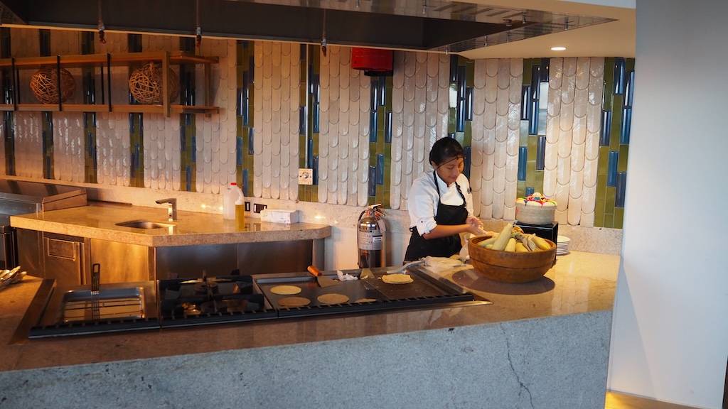 실내, 의류, 사람, 벽, 가구, 예술, 주방, 테이블