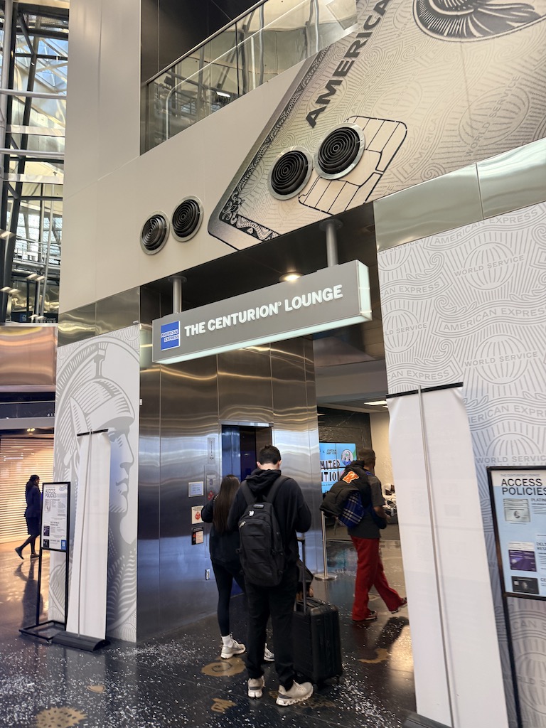 신발류, 의류, 건물, 사람, 수하물 및 가방, 실내, 스탠딩, 사람들