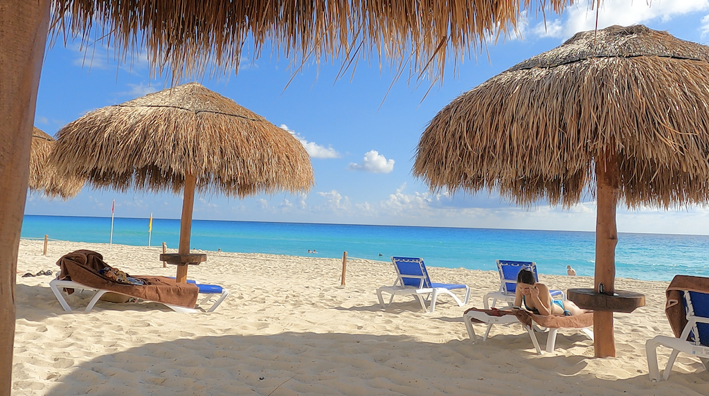 야외, 해변, 물, 하늘, 카리브해, 열대, 일광욕 의자, 선탠, 휴가, 지상, 구름, 여름, 해변 리조트, 우산, 의자, 앉기, 해안, 모래, 사람들