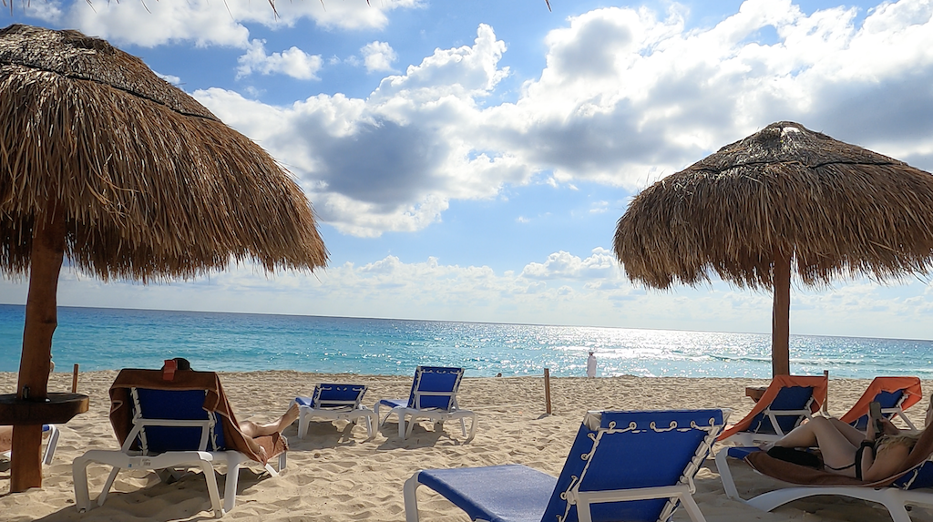 야외, 하늘, 가구, 구름, 해변, 물, 일광욕 의자, 열대, 카리브해, 의자, 우산, 야외 가구, 선탠, 해변 리조트, 휴가, 지상, 앉기, 모래, 대양