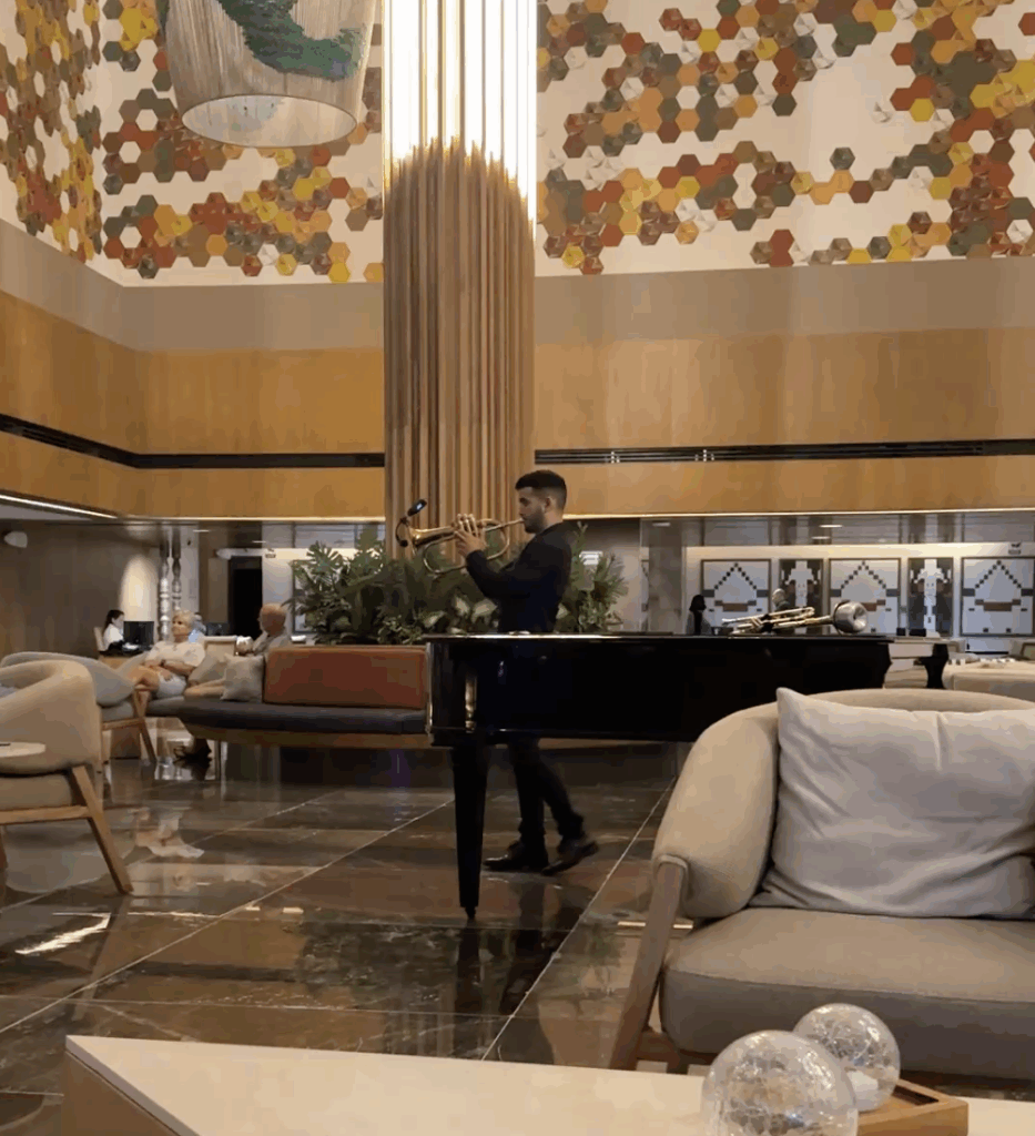 실내, 인테리어 디자인, 가구, 커피 테이블, 테이블, 소파, 꽃병, 스튜디오 소파, 의자, 소파 침대, 로비, 창문, 벽, 방, 호텔, 바닥