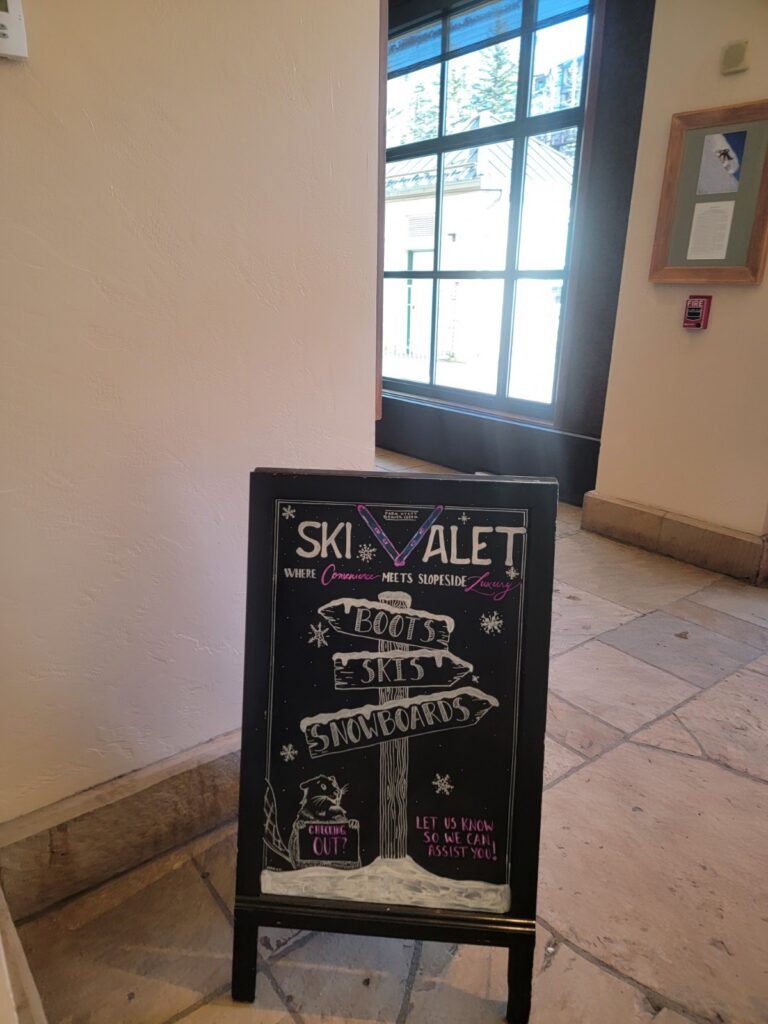 텍스트, 친필, 칠판, 창문, 벽, 슬레이트, 실내, 메뉴, 표지판, 바닥