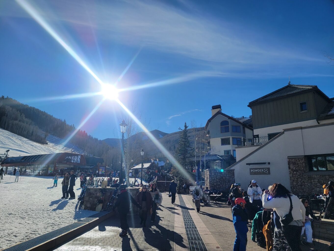 야외, 하늘, 사람들, 사람, 겨울, 스키 타기, 눈, 산, 지상, 태양, 그룹, 트랙, 스탠딩, 군중