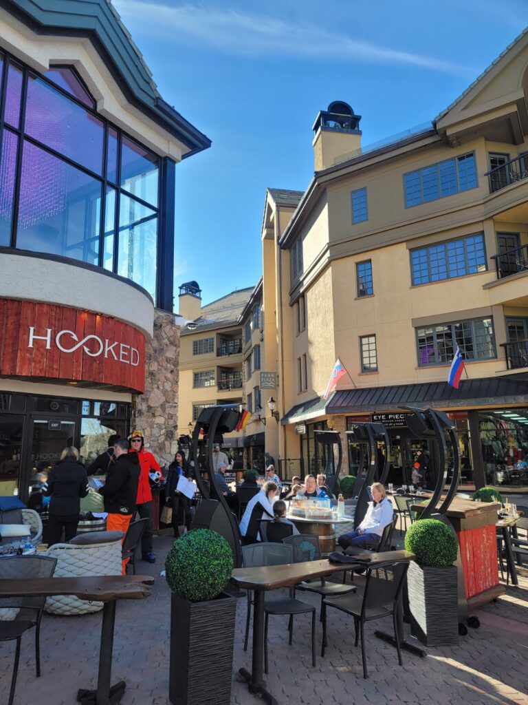 야외, 하늘, 건물, 테이블, 장면, 가구, 도시, 의자, 시장, 사람들, 거리, 레스토랑, 시티, 지상, 매장, 숍