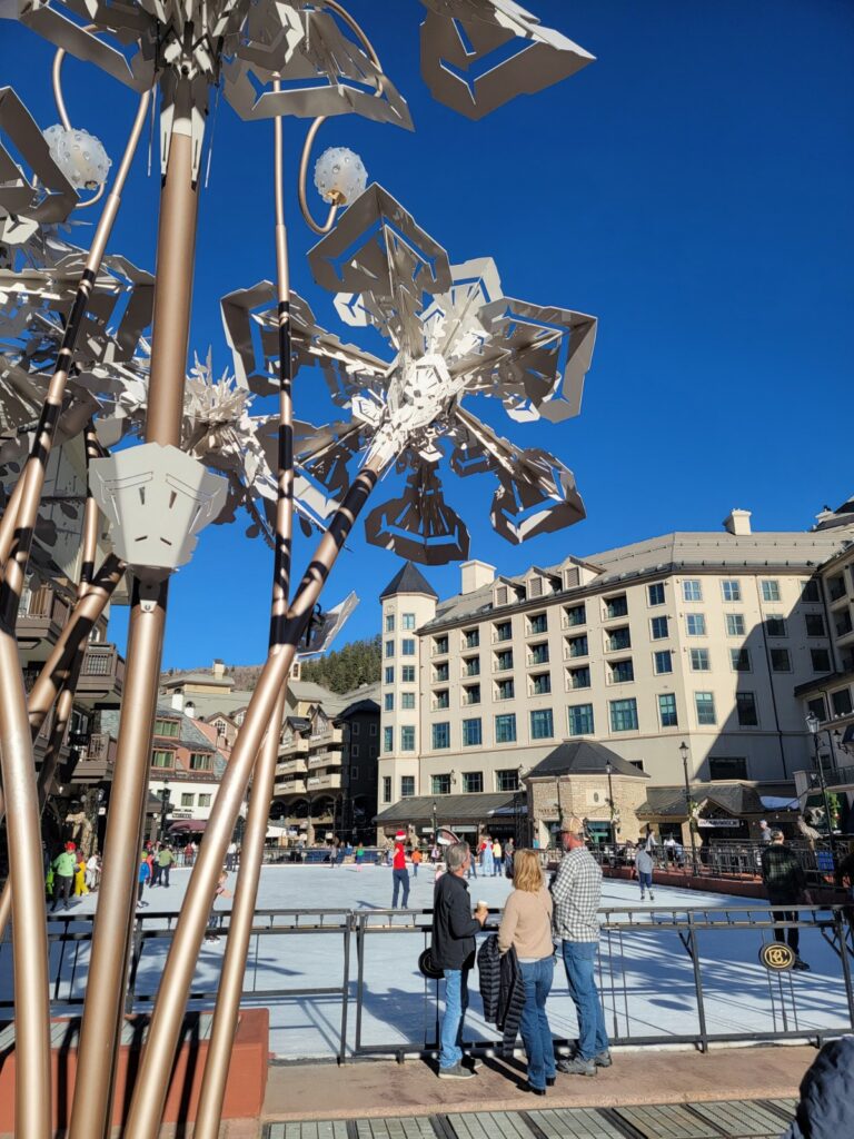 하늘, 야외, 청바지, 건물, 시티, 거리, 사람, 예술, 조각상