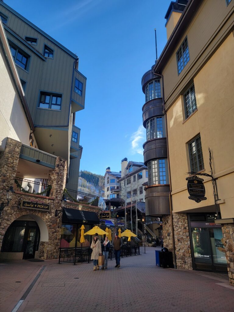 야외, 건물, 하늘, 도시, 주변지역, 창문, 집, 거리, 골목, 혼용, 인프라, 시티, 길, 좁은, 사람들, 사람, 지상, 블루, 여행