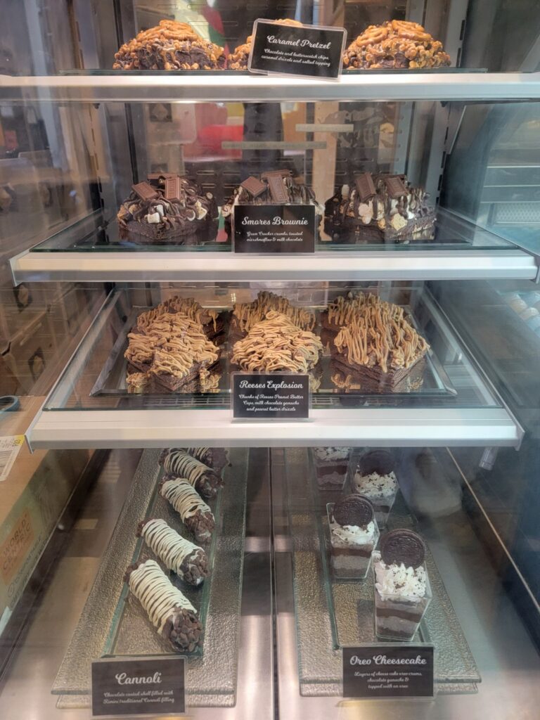 베이커리, 음식, 진열장, 디저트, 스낵, 디스플레이, 실내, 제빵 제품, 도넛, 유리, 페이스트리, 매장, 숍