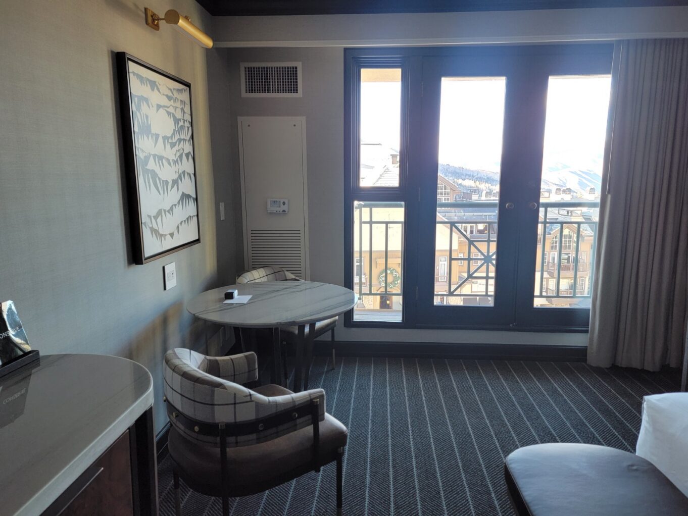 실내, 벽, 인테리어 디자인, 창문, 바닥, 가구, 커피 테이블, 싱크대, 방, 아지트, 테이블, 거울, 호텔, 창문 장식, 천장, 의자