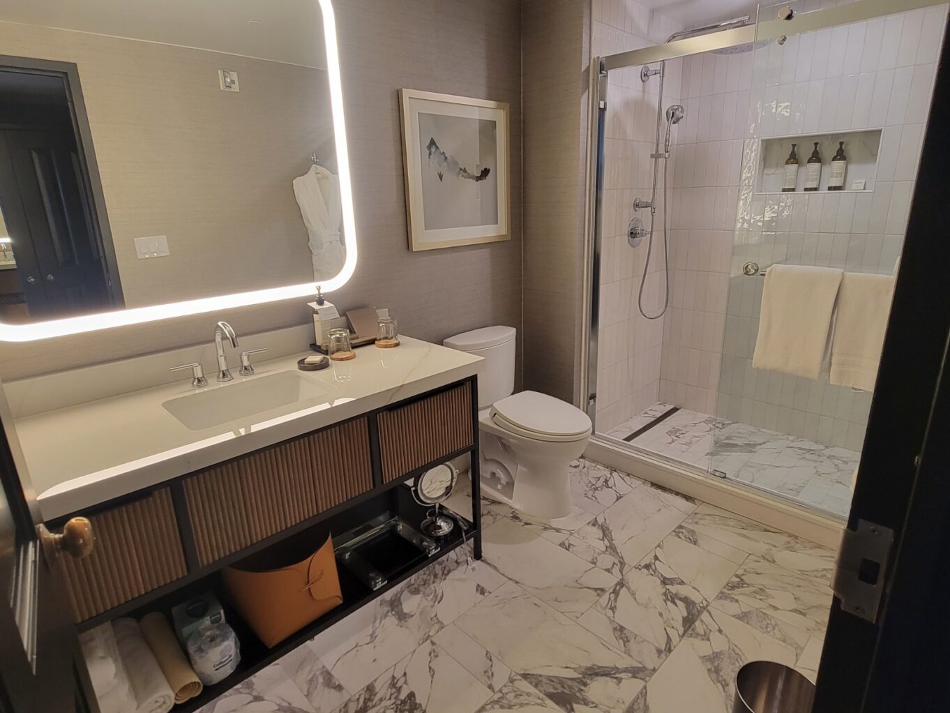 실내, 벽, 욕실, 싱크대, 배관 설비, 욕실 액세서리, 수도꼭지, 바닥, 버려진, 거울, 탐구, 부식