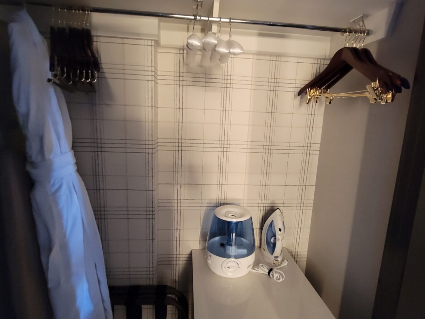 실내, 벽, 배관 설비, 욕실, 욕실 액세서리, 싱크대, 배관, 수도꼭지, 타일, 샤워실, 화장실