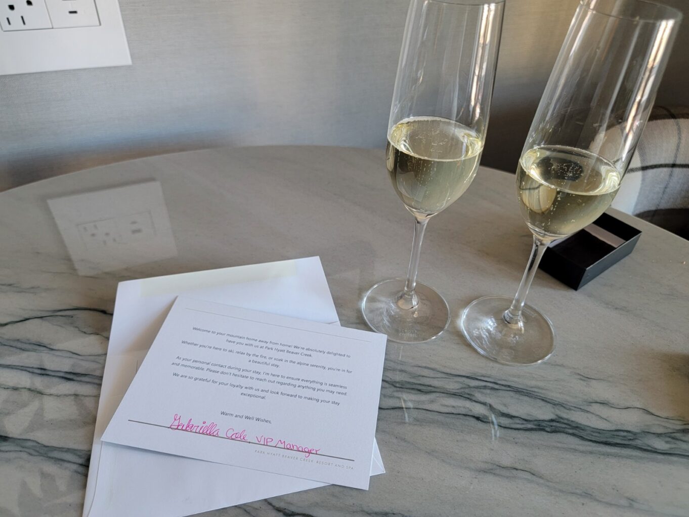 텍스트, 포도주, 와인잔, 실내, 음료, 테이블웨어, 영수증, 스템웨어, 바웨어, 테이블, 샴페인 스템웨어, 음료용기, 유리, 알코올 음료, 샴페인, 종이, 음식