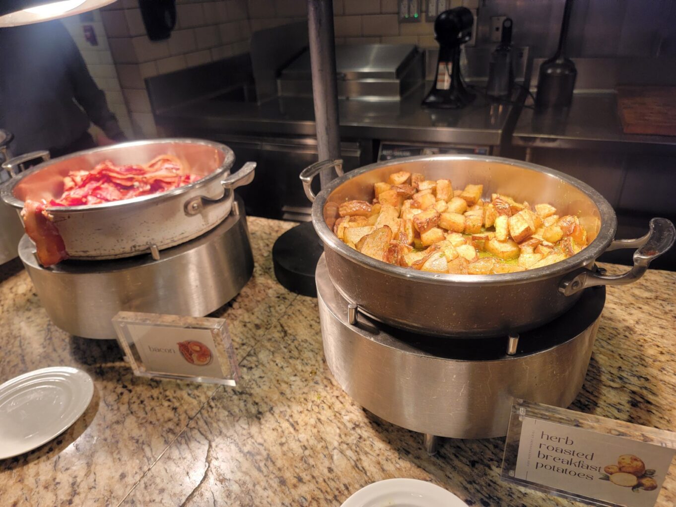 음식, 조리기구 및 제빵기구, 주방가전, 실내, 가전, 식사, 웍, 스낵, 사발, 주방, 육수냄비, 냄비, 스토브, 조리, 팬, 은, 쿠커