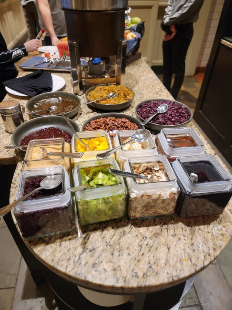 음식, 식사, 실내, 스낵, 의류, 테이블, 사람, 미식, 요리 예술, 플래터, 패스트푸드, 뷔페, 바닥, 주방