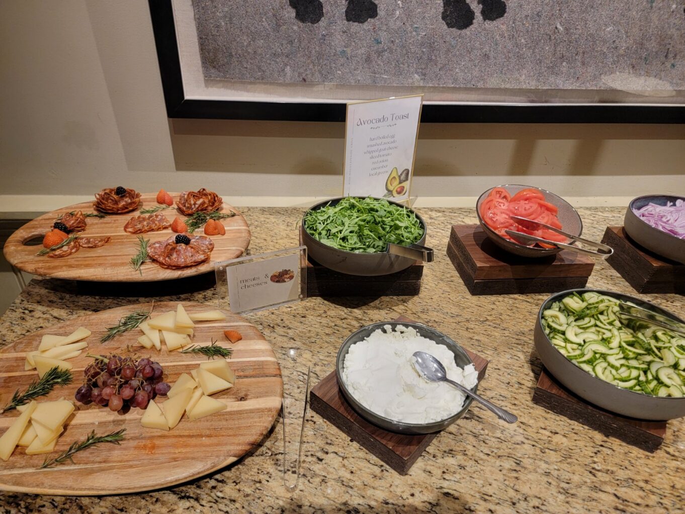 음식, 식사, 패스트푸드, 실내, 테이블, 사발, 플래터, 식재료, 스낵, 요리, 푸드그룹, 레시피, 요리 예술, 접시, 벽, 바닥, 채소, 목재, 주방, 절단