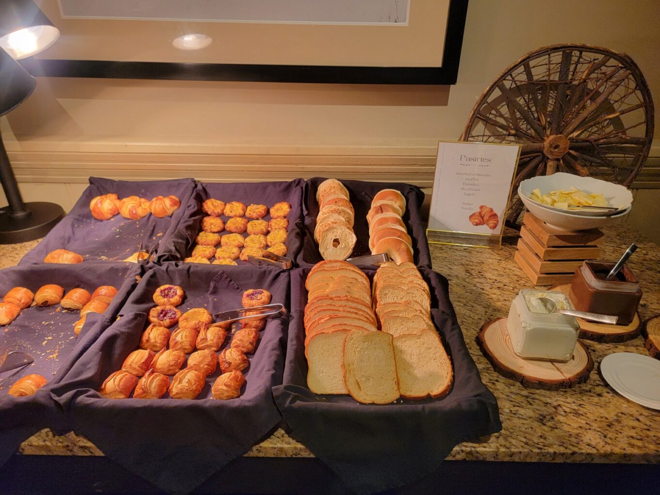 실내, 스낵, 제빵 제품, 벽, 플래터, 패스트푸드, 식사, 음식, 미식, 페이스트리, 베이커리, 테이블