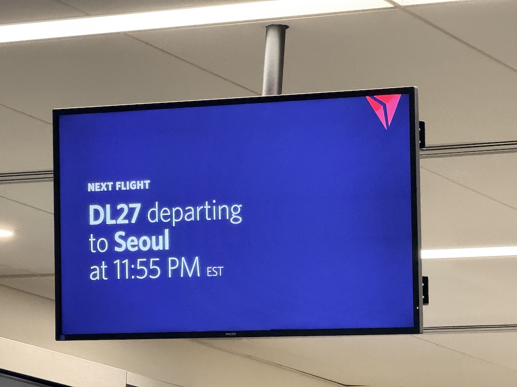 텍스트, 텔레비전, 디스플레이 장치, 벽, 실내, 간판, 디스플레이, 미디어, 평판 디스플레이, 천장, 표지판