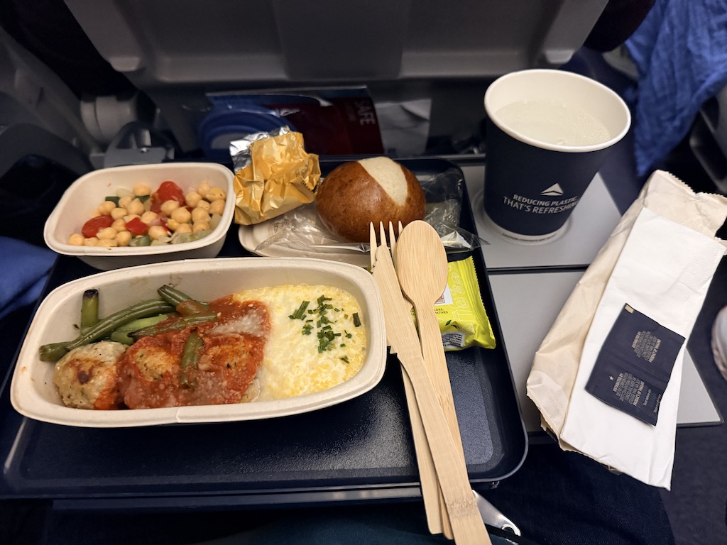 음식, 요리, 테이블웨어, 점심, 접시, 저녁 식사, 패스트푸드, 테이블, 실내, 반찬, 플래터, 브런치, 스낵, 테이크아웃 음식, 오카즈, 식사, 미트볼, 아이템