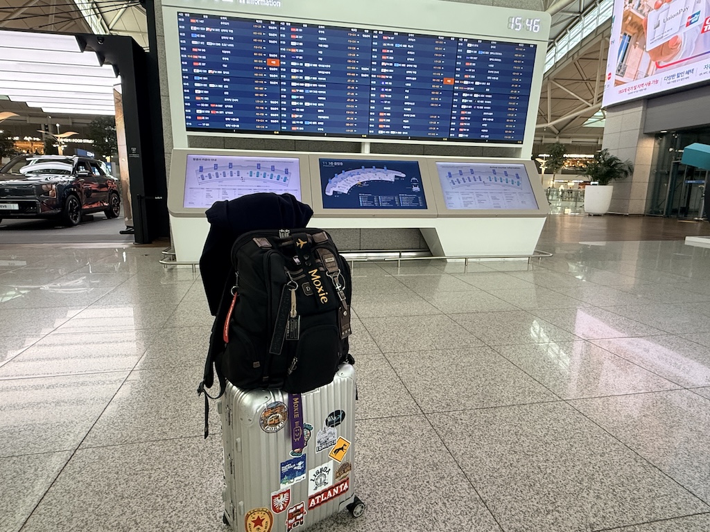 텍스트, 수하물 및 가방, 차량, 육상 차량, 야외, 지상, 백팩, 자동차, 가방, 표지판, 스탠딩, 거리