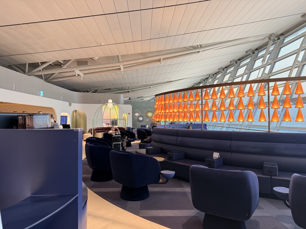 가구, 실내, 의자, 천장, 소파, 테이블, 인테리어 디자인, 벽, 방, 바닥