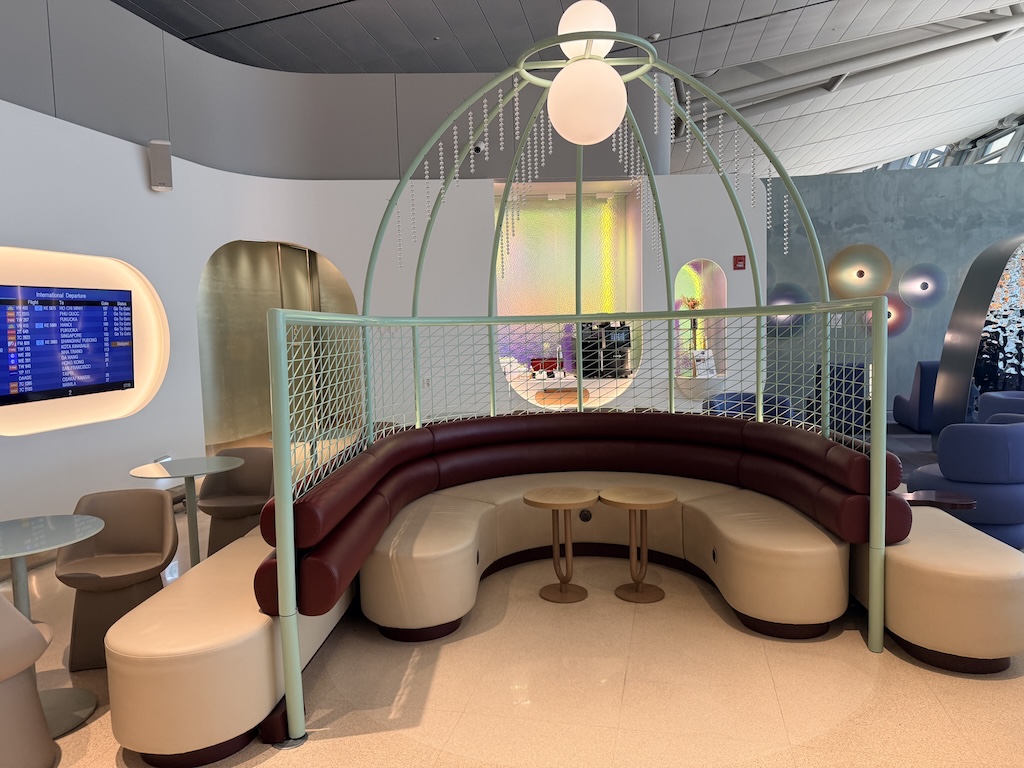 실내, 벽, 인테리어 디자인, 가구, 바닥, 소파, 커피 테이블, 스튜디오 소파, 방, 천장, 디자인