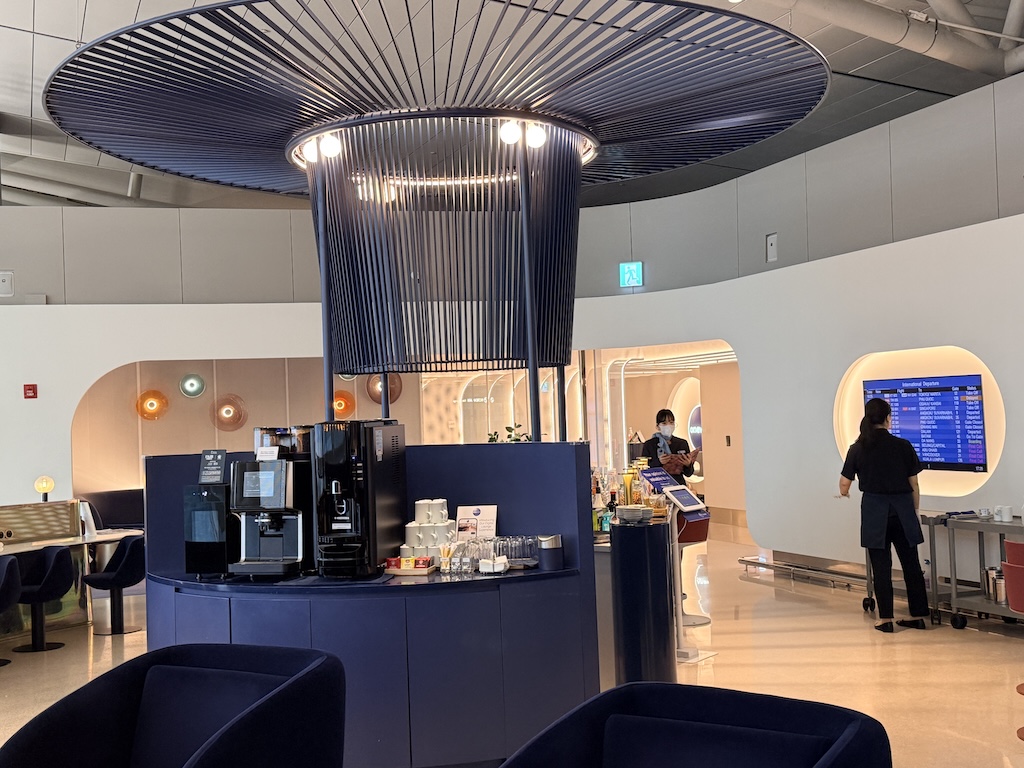 실내, 가구, 테이블, 의자, 천장, 벽, 의류, 책상, 사무실 건물, 사람, 바닥, 혁신