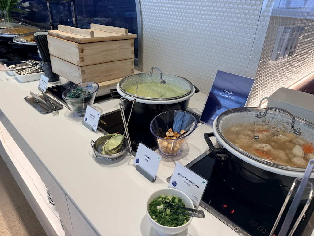 음식, 주방가전, 가전, 조리기구 및 제빵기구, 실내, 테이블웨어, 믹싱볼, 냄비, 스토브, 수프, 사발, 채소, 쿠커, 주방, 가득 찬, 요리, 야외