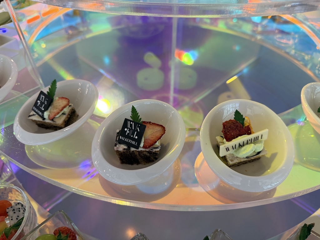 디저트, 접시, 생일 케이크, 요리 예술, 플래터, 테이블, 음식, 실내, 테이블웨어