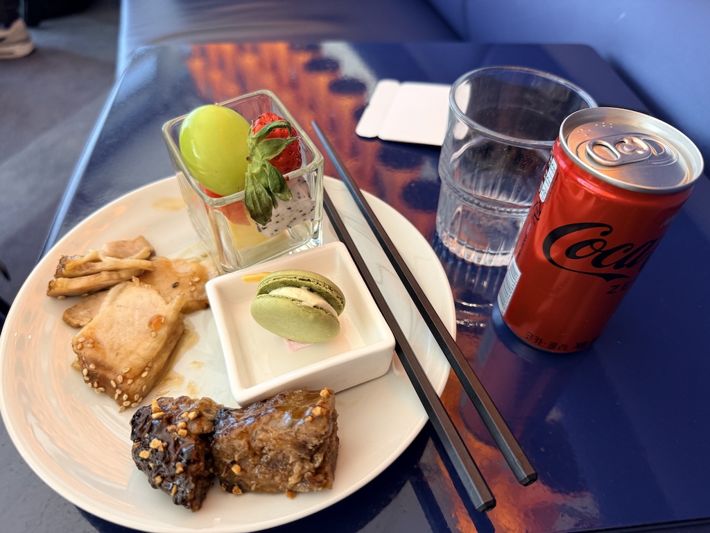 음식, 청량 음료, 테이블, 테이블웨어, 요리, 레몬, 접시, 패스트푸드, 주스, 브런치, 점심, 음료, 실내, 식사, 고기, 레스토랑