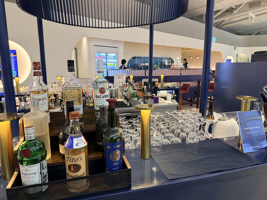 병, 실내, 테이블, 텍스트, 가구, 천장, 매장, 음식, 숍