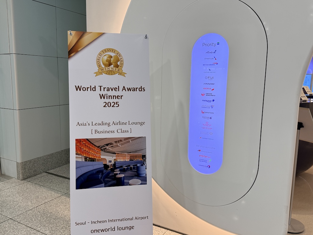 텍스트, 전시회, 가구, 예술, 실내, 벽, 디자인