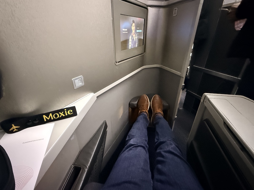 벽, 실내, 항공기 객실, 사람