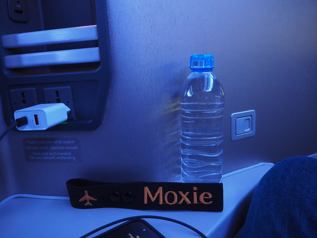 텍스트, 음료, 코발트 블루, 병, 물, 물병, 블루, 실내