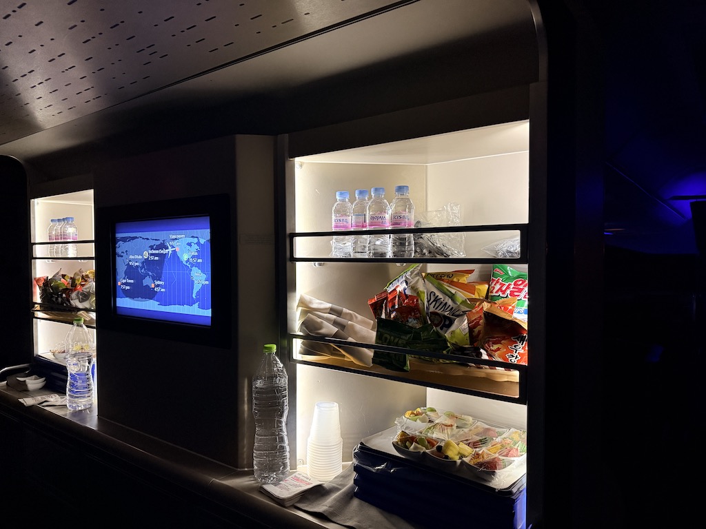 실내, 텍스트, 진열장, 벽, 천장, 창문, 수족관, 음식, 선반