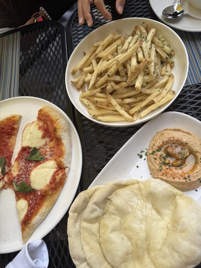 음식, 패스트푸드, 요리, 접시, 식사, 테이블웨어, 테이블, 스낵, 저녁 식사, 브런치, 프렌치 프라이, 이탈리아 음식, 반찬, 플래터, 실내, 감자 튀김, 사람, 레스토랑