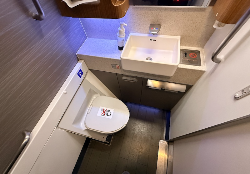 실내, 싱크대, 벽, 배관 설비, 수도꼭지, 욕실 액세서리, 욕실, 바닥, 화장실